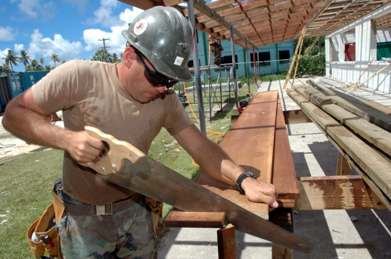 charpentier-TAVERNES-min_worker_construction_building_carpenter_male_job_build_helmet-893290